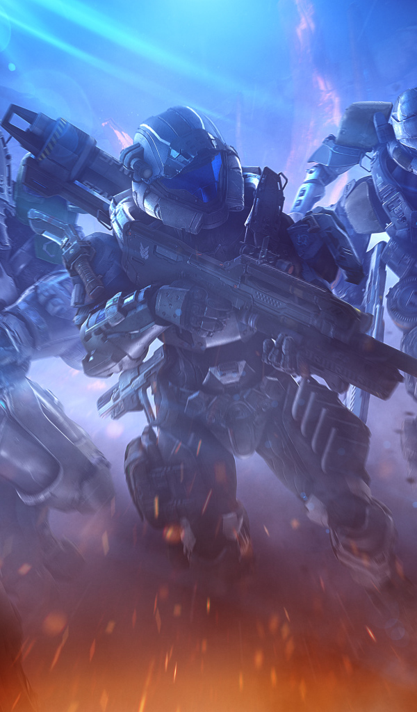 Три солдата с оружием бегут по земле