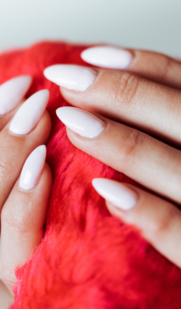 Красивый маникюр на руках у девушки 