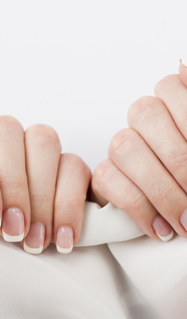 Красивый аккуратный маникюр у девушки 