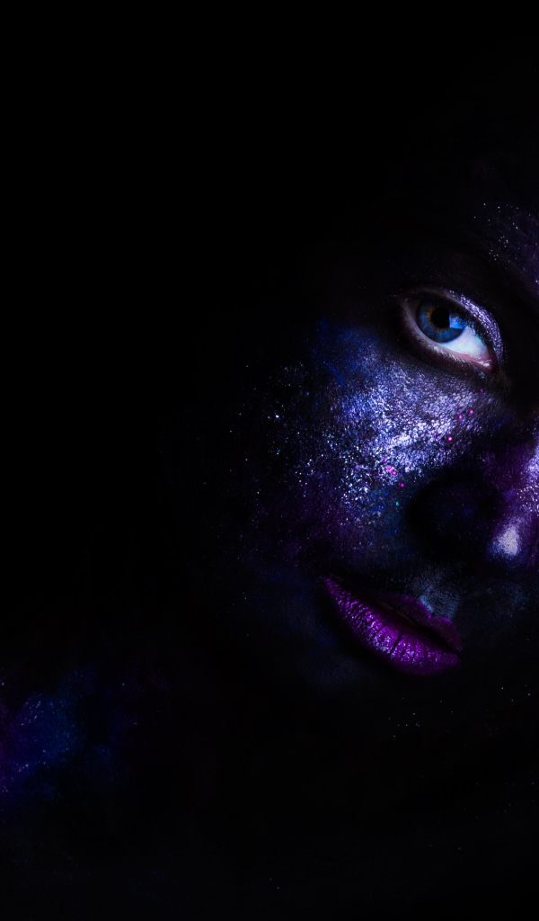 Девушка с красной на лице на черном фоне