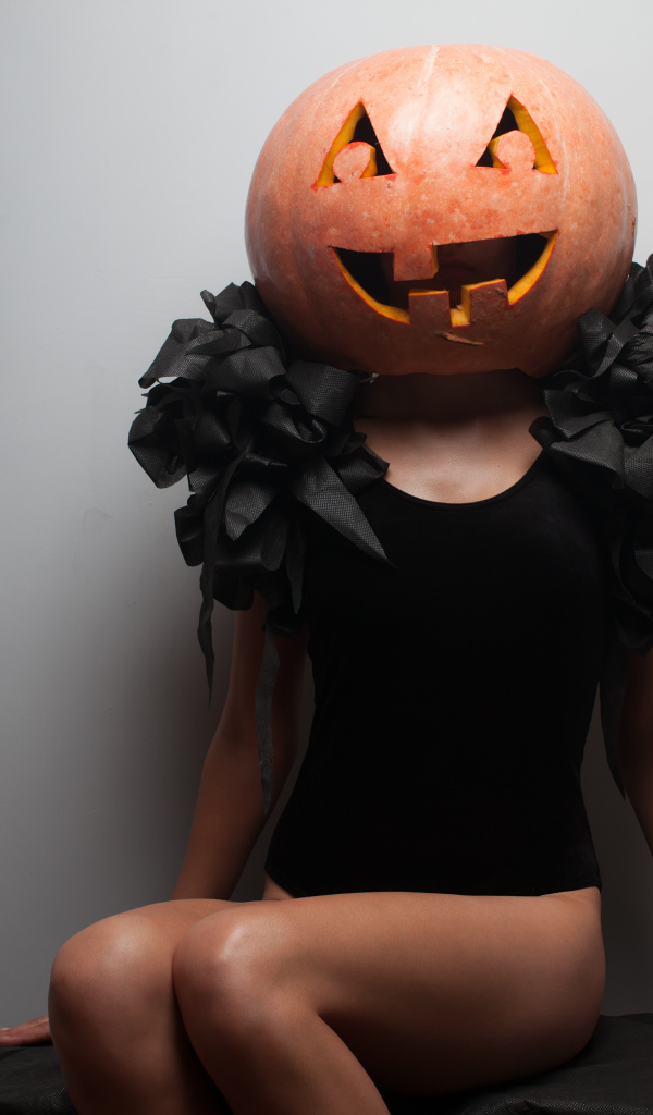 Девушка с тыквой на голове на Хэллоуин