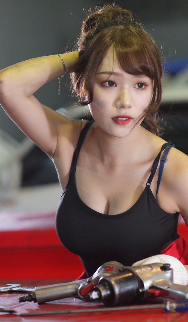 Девушка азиатка автослесарь  