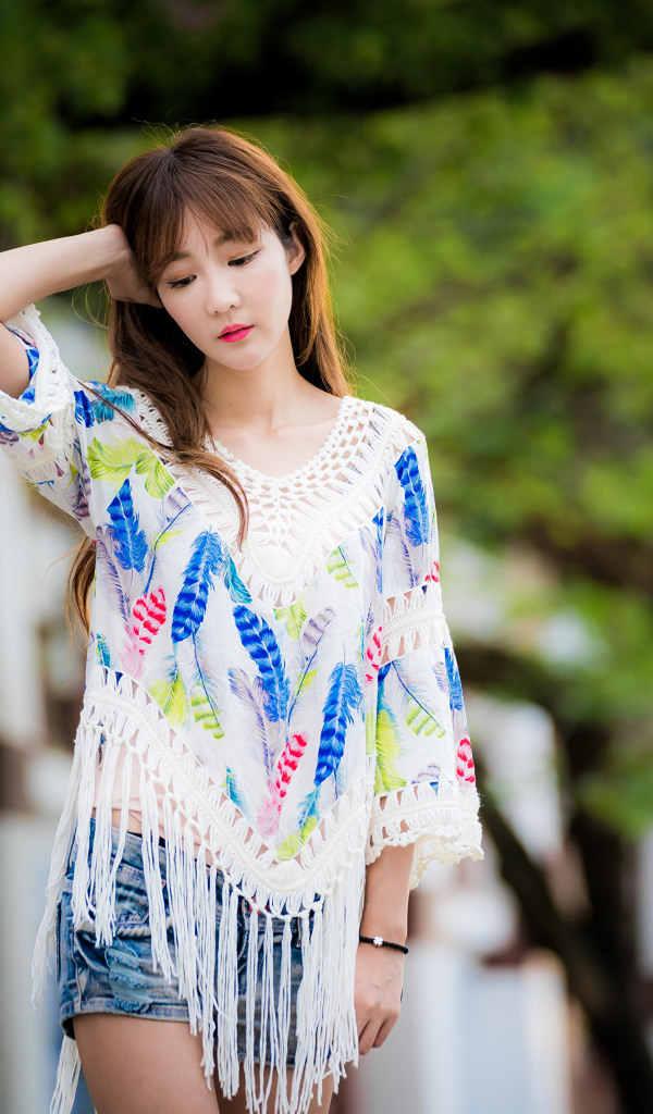 Девушка азиатка в красивой разноцветной кофте