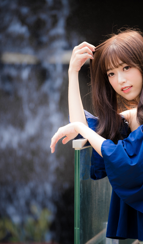 Девушка азиатка в синем красивом наряде