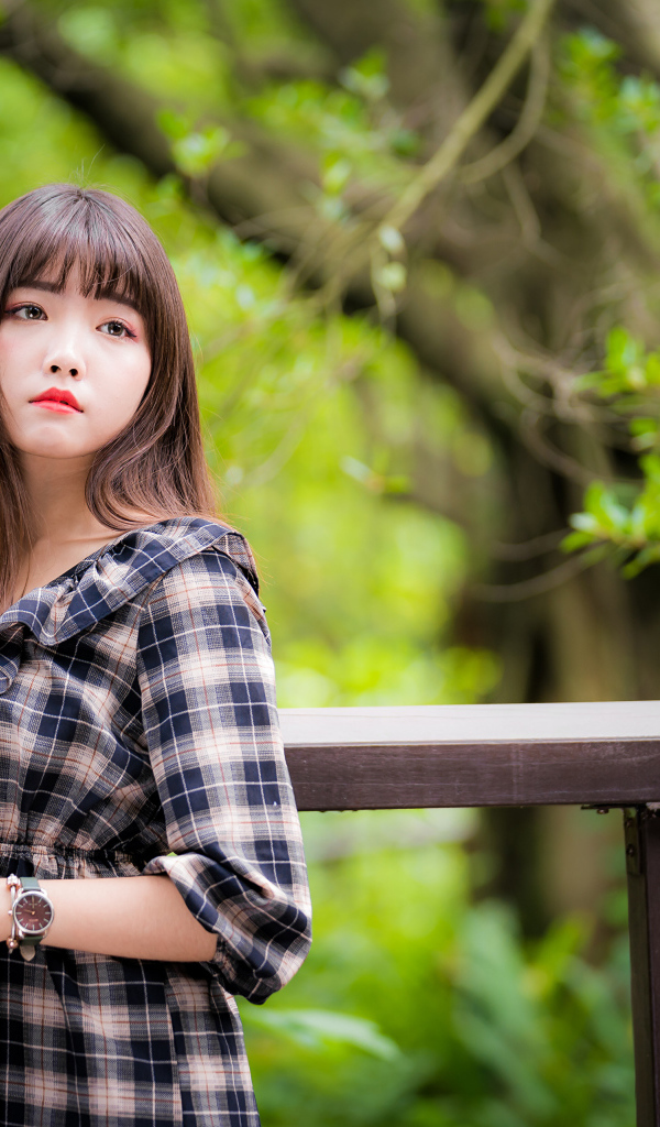 Девушка азиатка в платье в клеточку