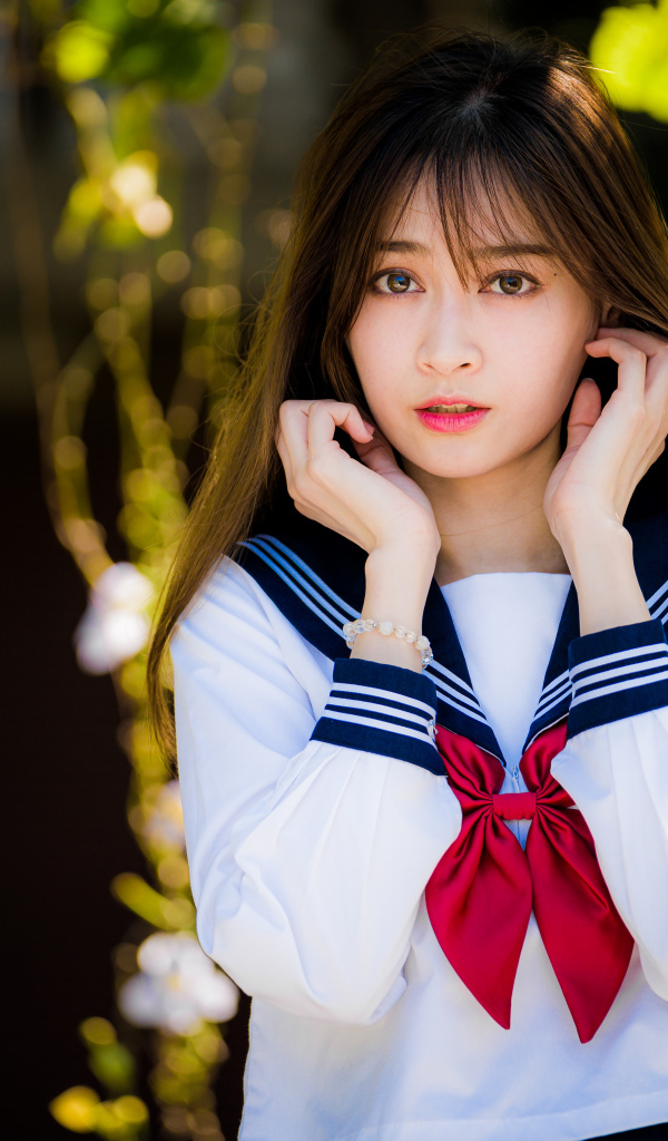 Девушка азиатка в рубашке с бантом 