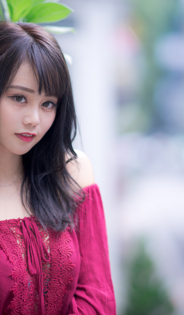 Девушка азиатка в красном платье с кружевом