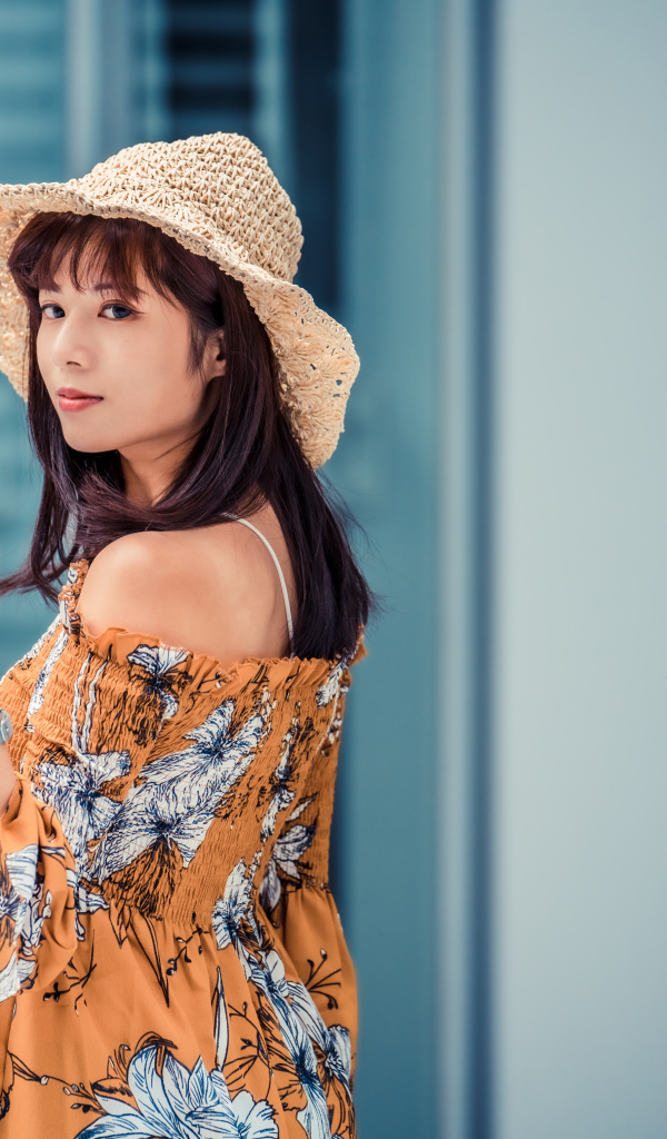Девушка азиатка в шляпе летом 