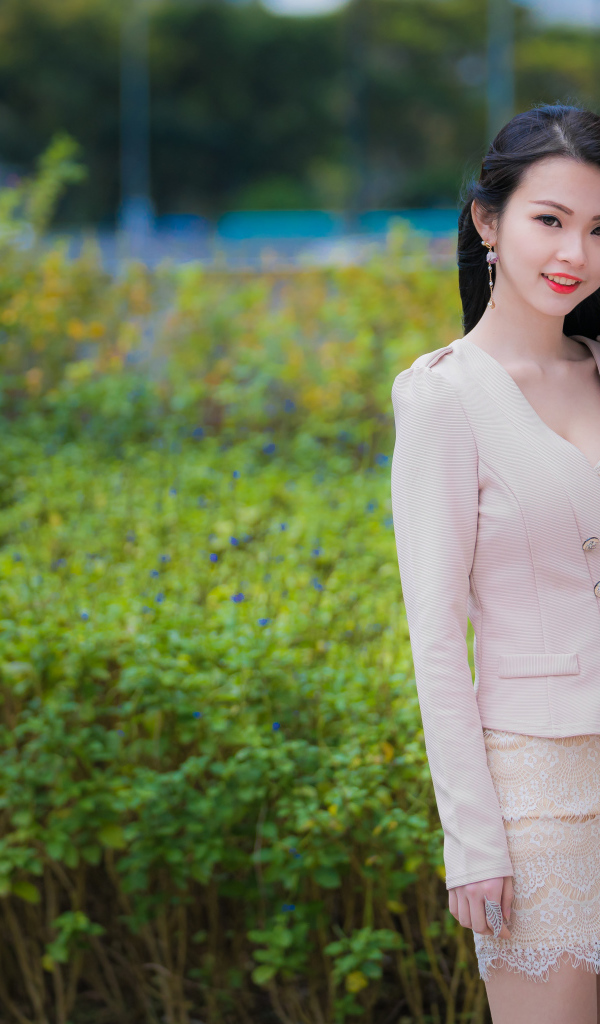 Девушка азиатка с очаровательной улыбкой в костюме 