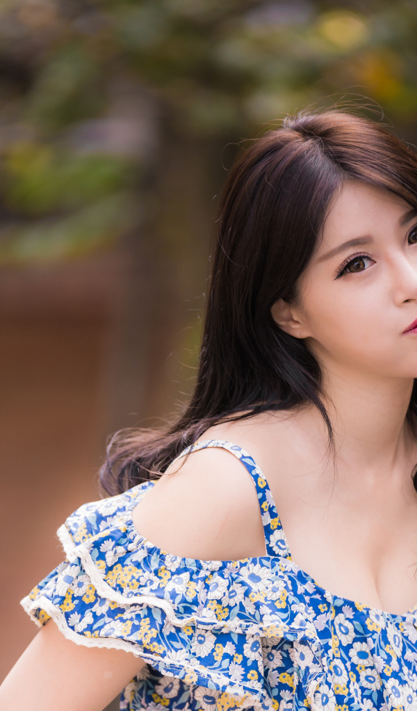 Девушка азиатка с поднятой рукой