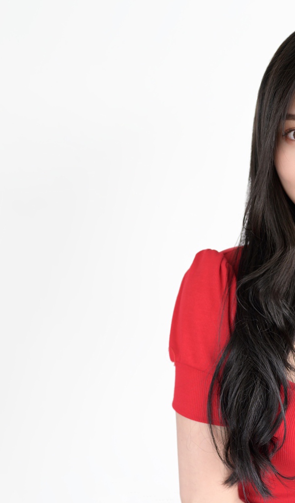 Красивая девушка азиатка в красном платье на белом фоне