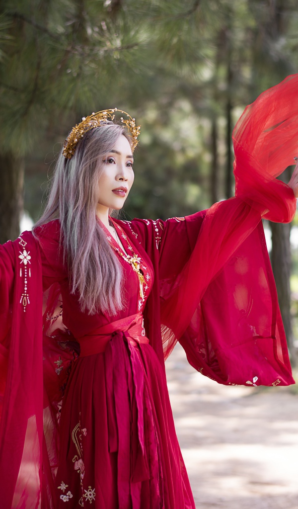 Красивая девушка азиатка в красном национальном костюме 