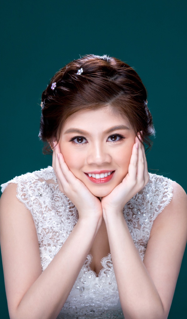 Красивая девушка азиатка в белом платье 