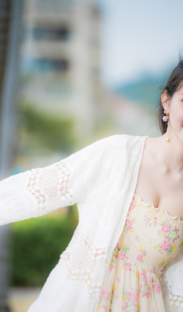 Красивая девушка азиатка в белой вязаной кофте