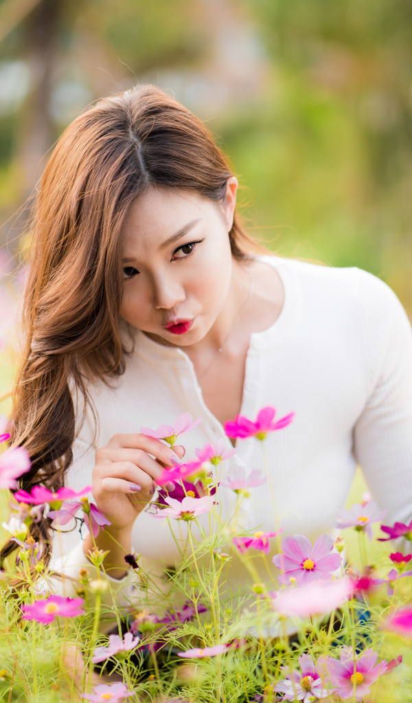 Красивая девушка азиатка в цветах космеи