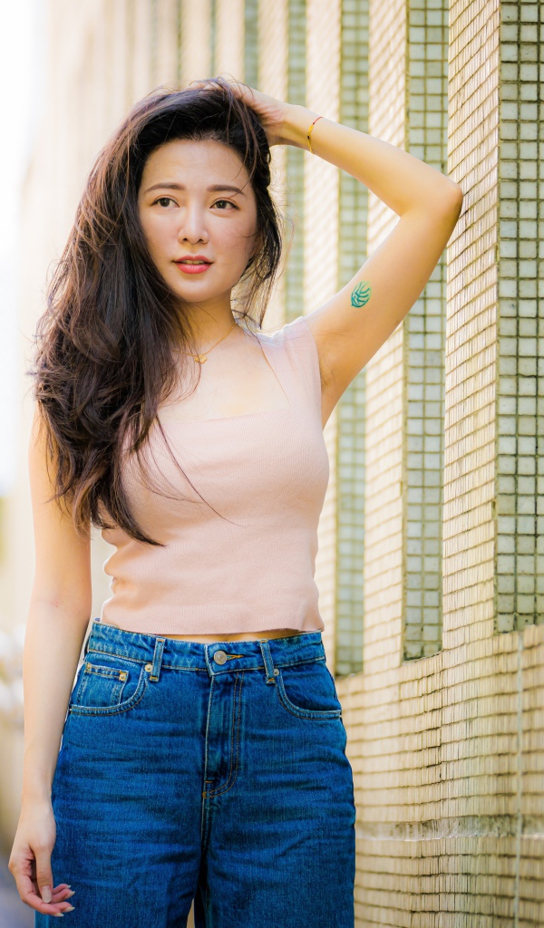 Красивая азиатка в синих джинсах