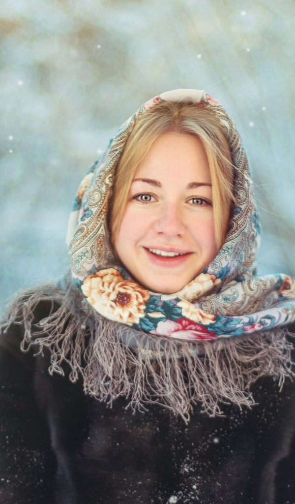 Красивая русская девушка на улице зимой 