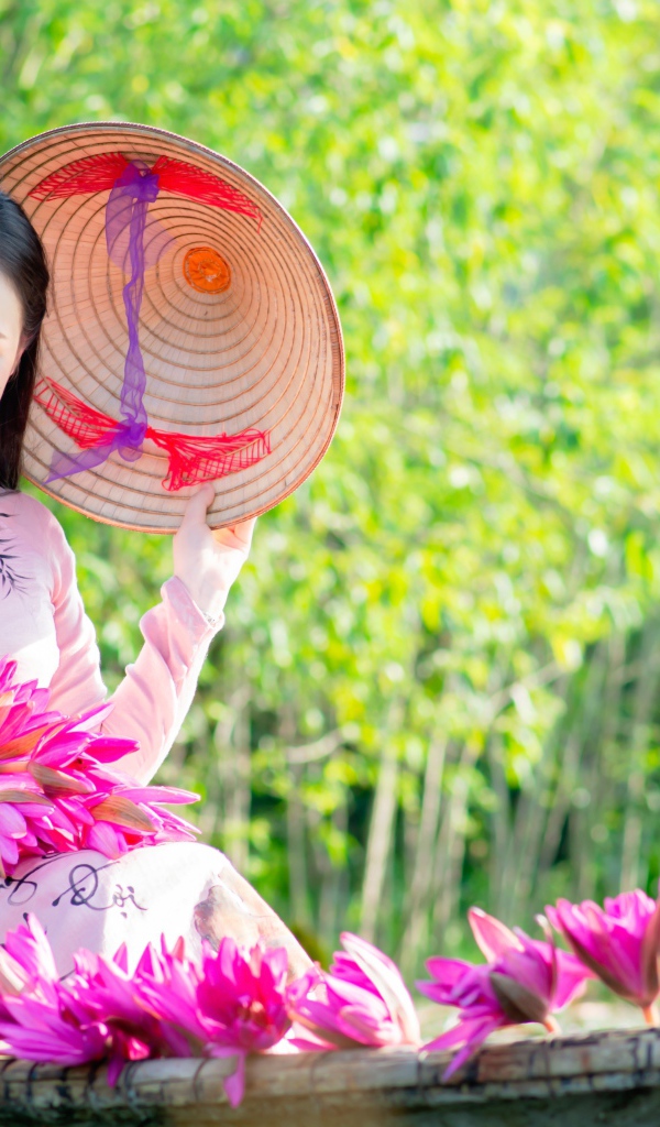 Красивая девушка азиатка в лодке с цветами лотоса 