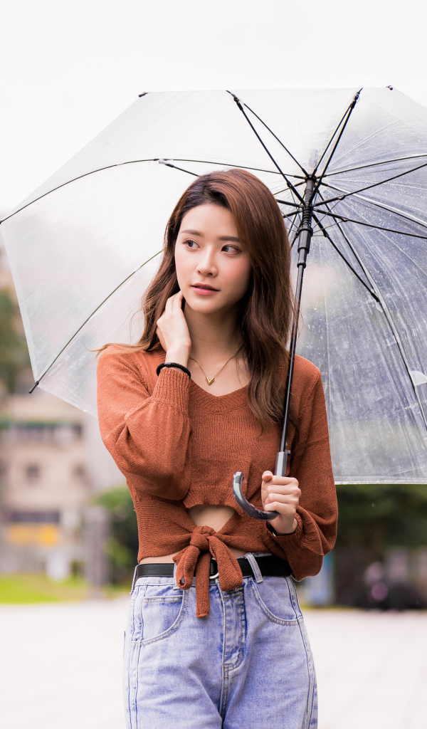 Красивая девушка азиатка с прозрачным  зонтом
