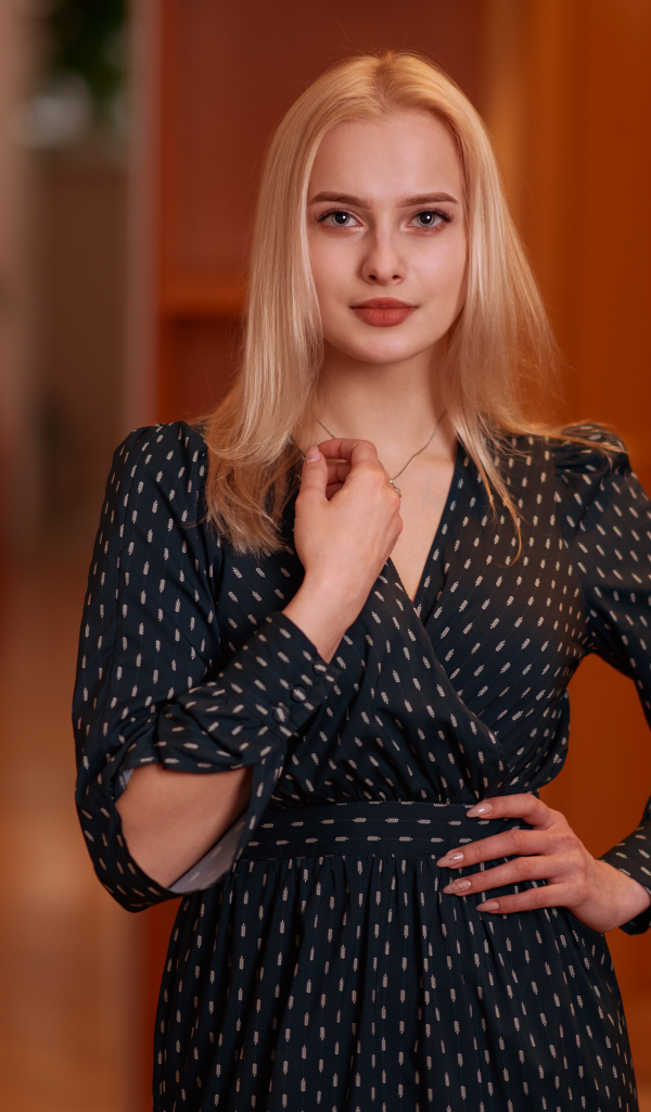 Красивая девушка блондинка в черном платье 