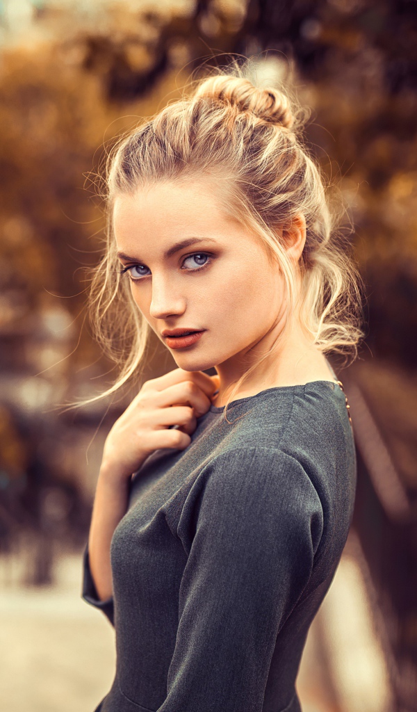 Красивая голубоглазая блондинка в сером платье