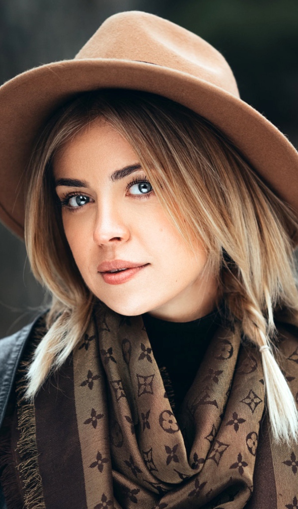 Красивая голубоглазая девушка в коричневой шляпе