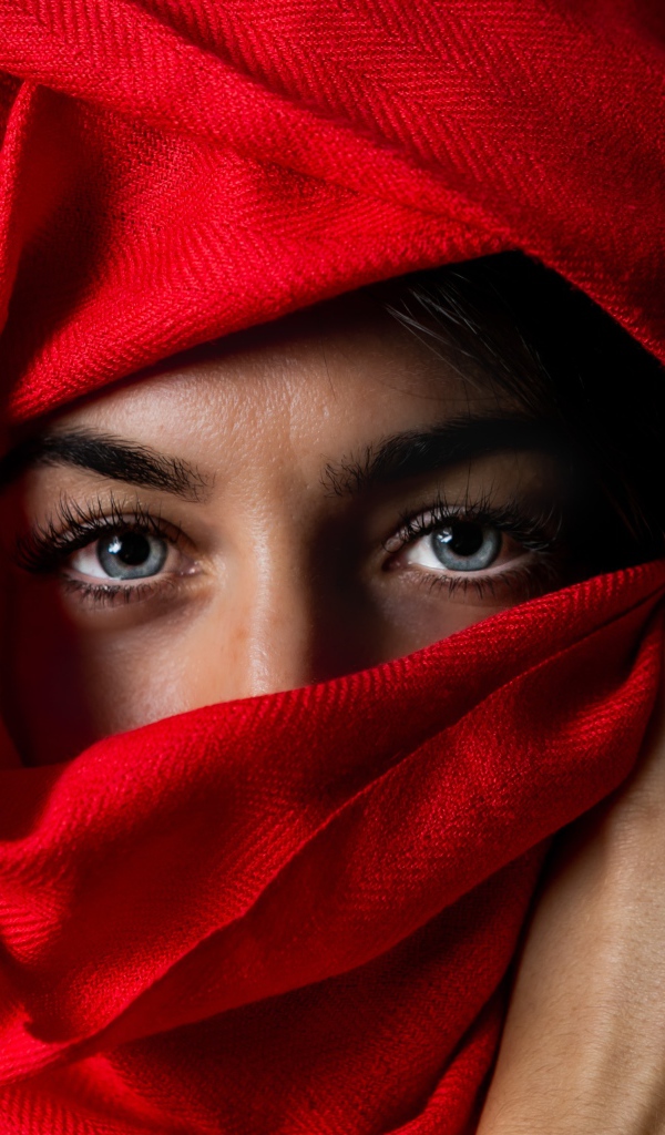 Красивая голубоглазая девушка в красном палантине 
