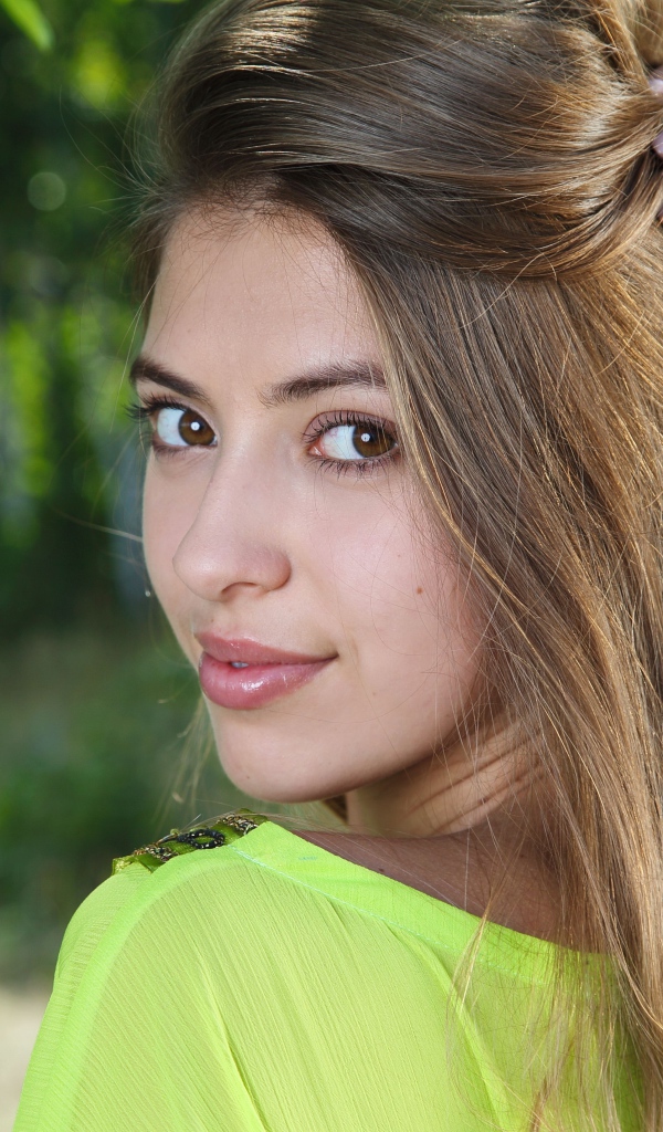 Красивая кареглазая шатенка с рукой в волосах 