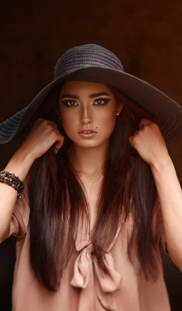 Красивая кареглазая брюнетка в большой шляпе 