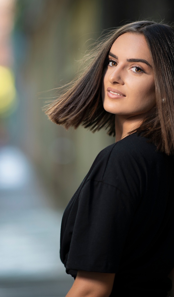 Красивая кареглазая брюнетка в черном платье 