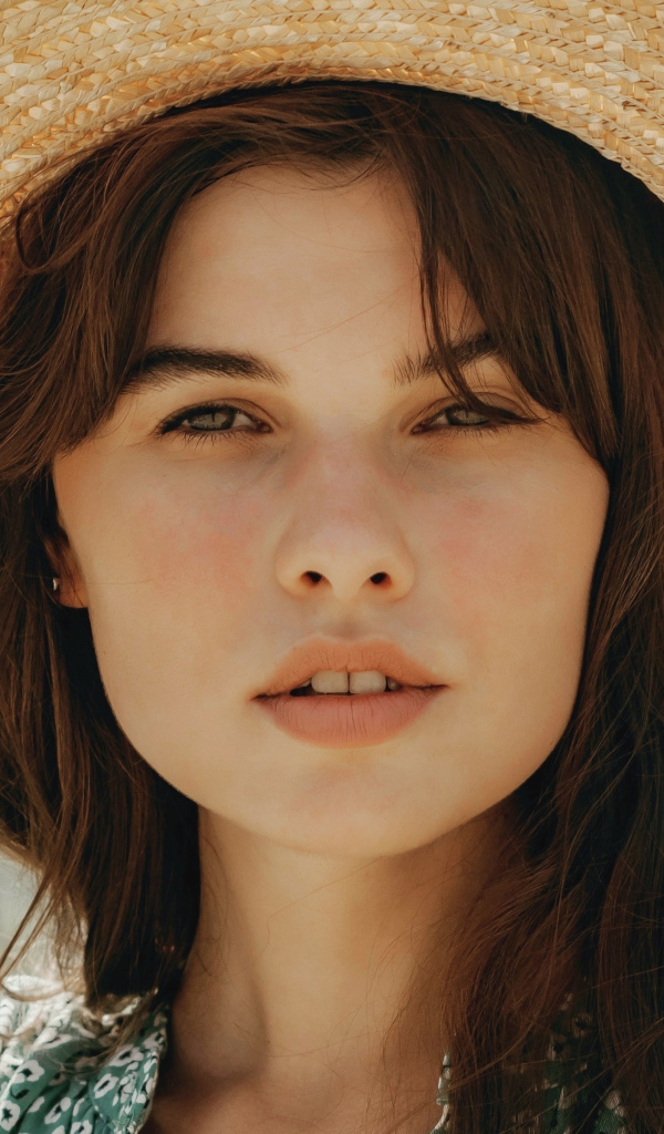 Красивая кареглазая брюнетка в шляпе 