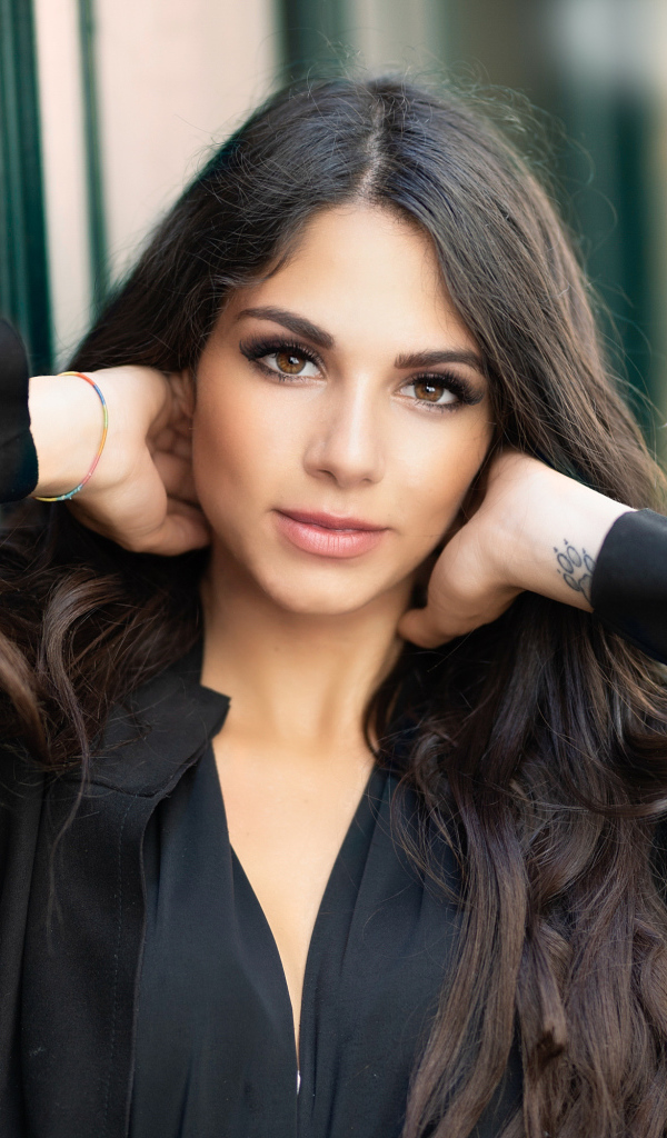 Красивая кареглазая девушка в черной рубашке 