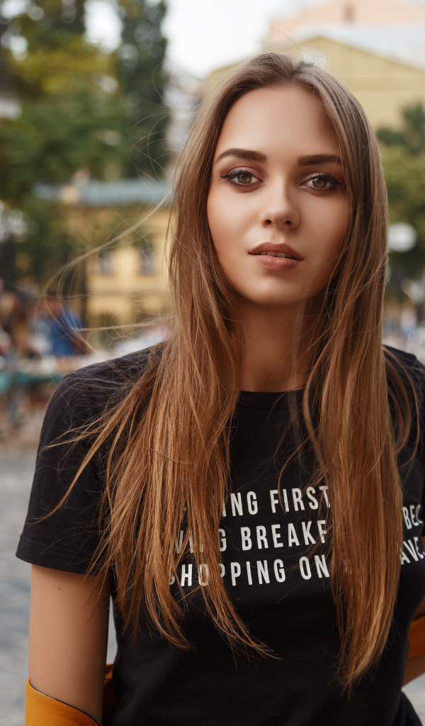 Красивая кареглазая девушка в черной футболке 