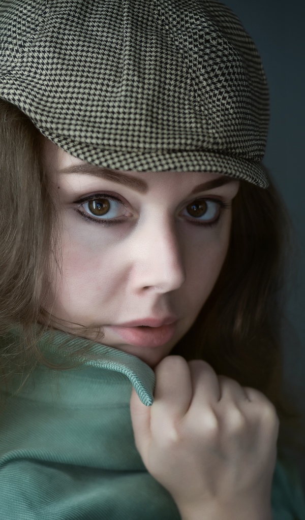 Красивая кареглазая девушка в кепке 