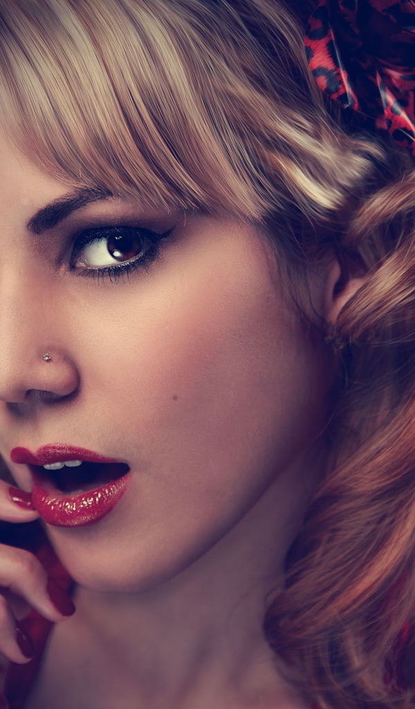 Красивая кареглазая девушка с красными губами 
