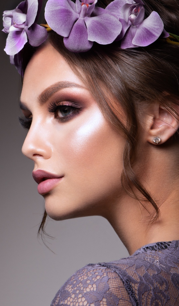 Красивая девушка шатенка с венком из орхидей 