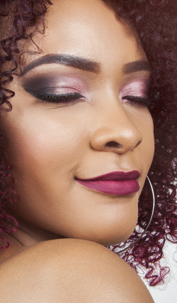 Красивая темнокожая девушка с закрытыми глазами