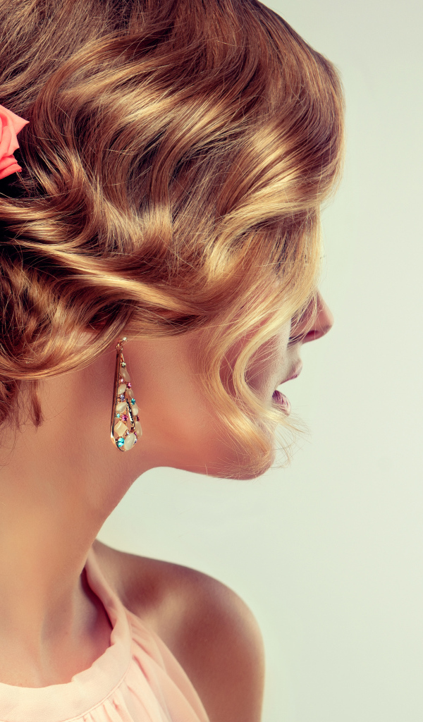 Красивая вечерняя прическа на волосах у девушки 