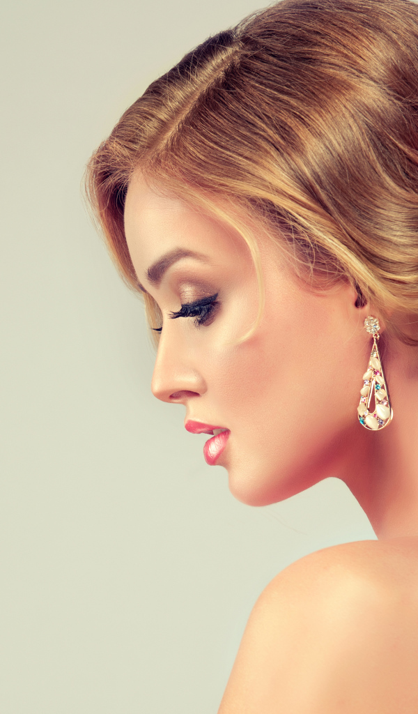 Красивая вечерняя прическа с цветами у девушки 