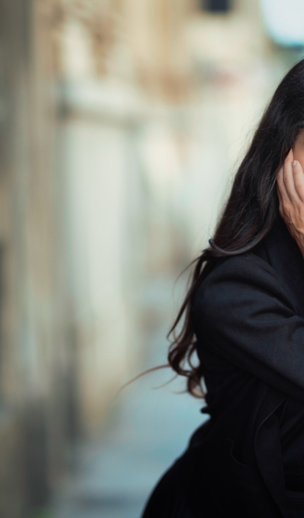 Красивая девушка в черном пальто 