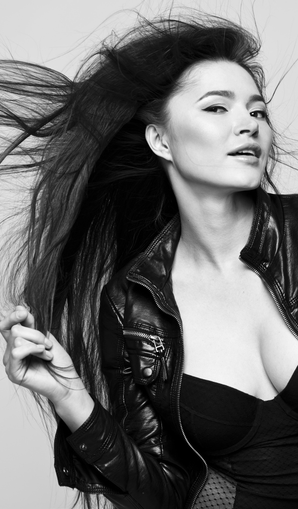 Красивая девушка в черной куртке с длинными волосами 