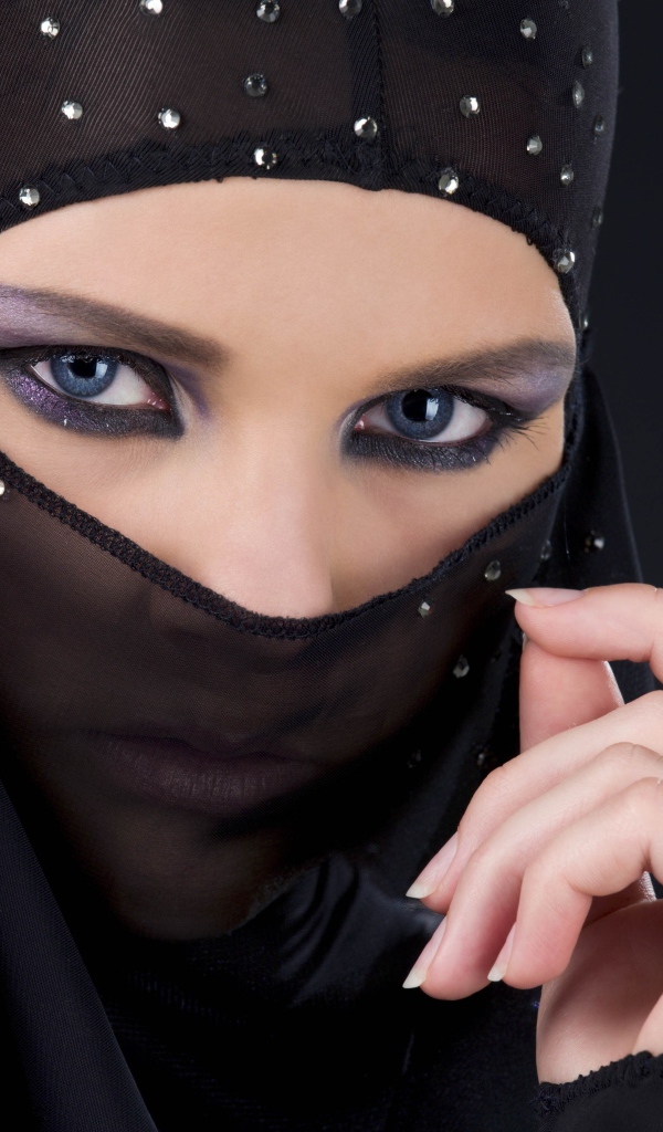 Красивая девушка в черной парандже 