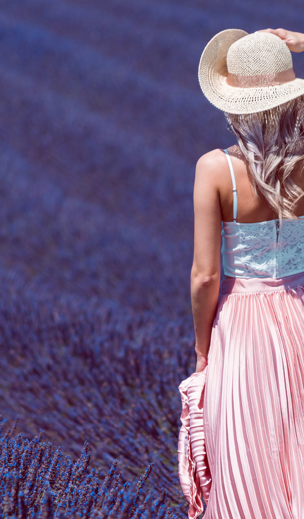 Красивая девушка в шляпе на лавандовом поле 