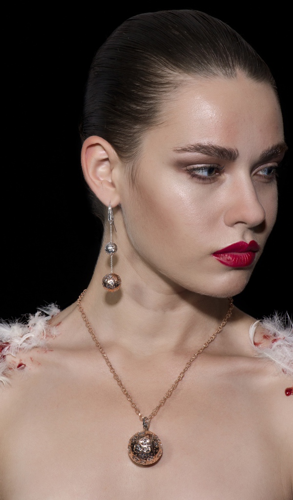 Красивая девушка в кулоном на шее