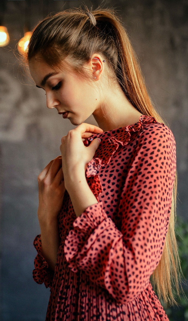 Красивая девушка в пятнистом розовом платье 