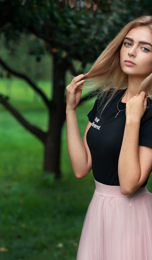 Красивая девушка в костюме в парке