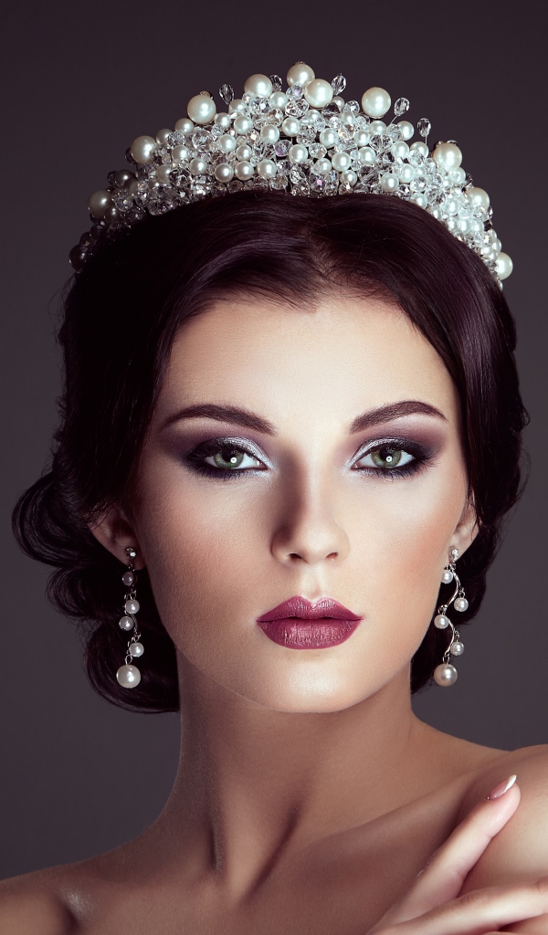 Красивая девушка модель в короне 