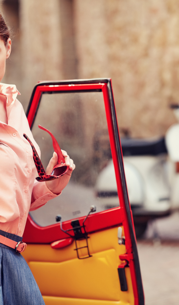 Красивая девушка модель у красного автомобиля