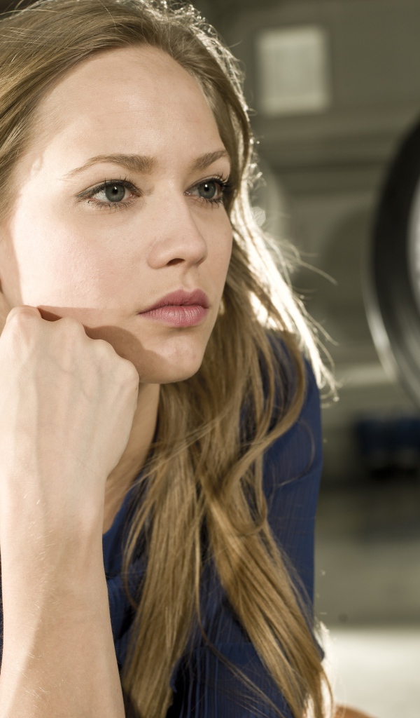 Красивая девушка модель на фоне часов