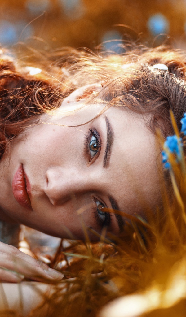 Красивая девушка на земле с мускариками